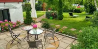 Small 3-room apartment with large terrace, 150m to the lake Pfahlbaumuseum附近的飯店