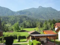 State-of-the-art new, large apartment, up to 6 people, family-friendly, free beach!