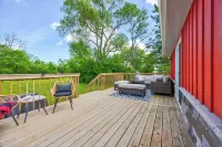 The Little Red Cottage - Ideal for long stays! Hotels in Fenelon Falls