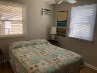 Charming Beach block getaway! Leave your sheets, towels at home! You're on VACA! 브리간틴 호텔