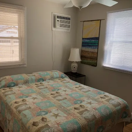 Charming Beach block getaway! Leave your sheets, towels at home! You're on VACA! Отели в г. Бригантин