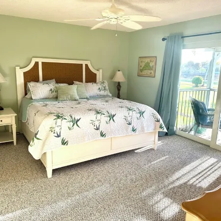 Perfect Naples golf and beach getaway! Just minutes from downtown and beaches.