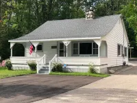 Luxurious Vacation Cottage - Minutes From Ski Resorts And Steps From The Lake!