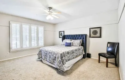 Spacious Retreat in the Heart of Lubbock! Excellent neighborhood ! Hotels near Walmart Supercenter
