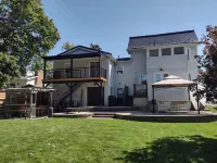 Luxury Two Bedroom Apartment- Walk to GO Station and downtown Georgetown