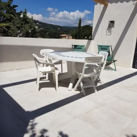 A 10 mn walk from the beach with view on the cap canaille house of 100 m2