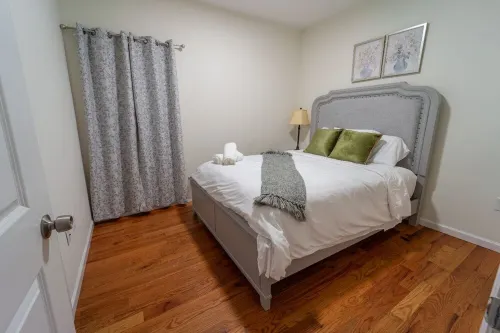 Luxury 3 bedroom home 3 minutes to EWR