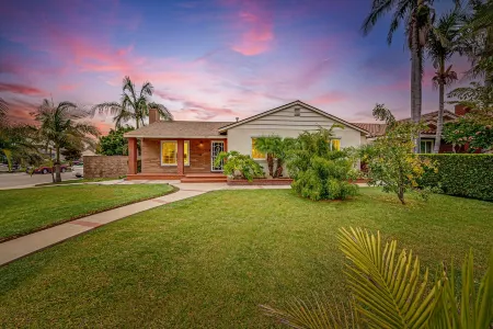 Cozy, spacious 4B4B house with high-speed internet near Disney Отели рядом с достопримечательностью «Библиотека Уэст-Ковина»