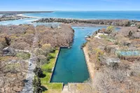 Springs Retreat: Fully Renovated Home, New Gunite Pool, Walk to Bay & Rita's