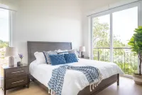 Stylish Apartment w/ Workspace, Pool & Gym