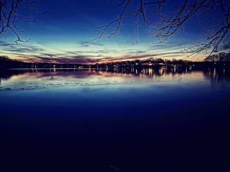 Lake Front, Family fun- Sleeps 8, Newly modern remodeled 3bed/2bath private dock Отели в г. Крил Спрингс