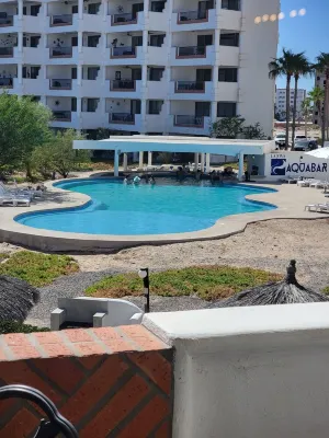 Gorgeous and Cozy 3-Bd / 2-Ba Condo at a Golf Villa on Sandy Beach  호텔