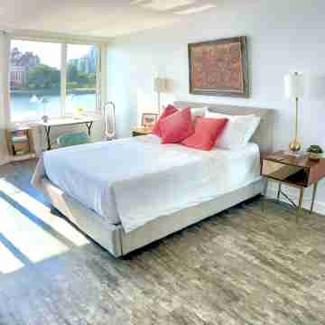 Spectacular Waterfront Executive Suite! Rooms