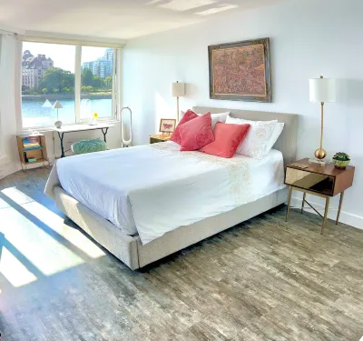 Spectacular Waterfront Executive Suite!