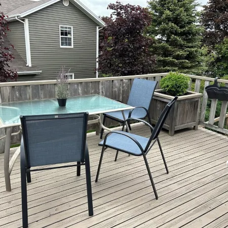 Cozy family home. Min to downtown, beaches, golf, and trails!