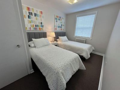 2 Bedroom Apartment steps to downtown Burlington and waterfront.