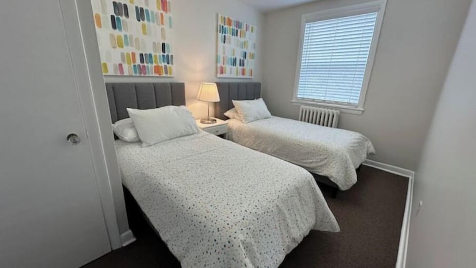 2 Bedroom Apartment steps to downtown Burlington and waterfront.