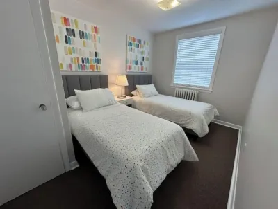 2 Bedroom Apartment steps to downtown Burlington and waterfront. Hotel in zona Royal Botanical Gardens