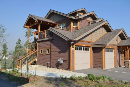 Gorgeous luxury top floor condo! Stunning Mountain Views! Private decks! Garage