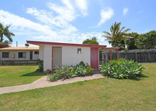Family Tides. Cheerful 3 bedroom home in Urangan.
