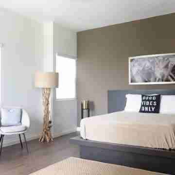 Modern and Serene: 1 Bedroom Condo in the City Rooms