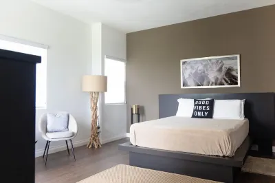 Modern and Serene: 1 Bedroom Condo in the City Hotels in 