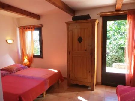 Large gite with PRIVATE POOL welcoming up to 13 people all year round Отели в г. Рокль