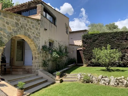 Quiet Provencal villa with heated pool - 6 bdrms