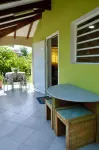 Peaceful bungalow with pool close to nature and town