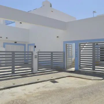 New villa 350 mtrs. from the beach, with parking lot