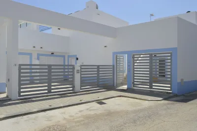 New villa very close to the beach, complete Hotel dekat Praia de Manta Rota Oeste