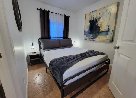 Beverlywood 2 bedroom guesthouse. 5 minutes to Rodeo Drive!