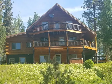 Mountain Home with breathtaking views!