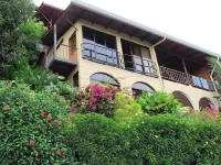 Breathtaking Ocean Vistas, Jungle Bliss, Walk to Eateries & Beach, Fast Internet