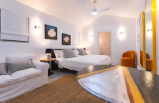 Pink Palms at Cable Beach - 4 Bedroom - 1 Minute to Beach