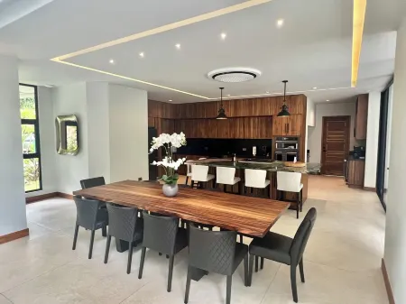 Luxury Architectural Gem in the Jungle - 5 Bdrms - Lots of Wildlife