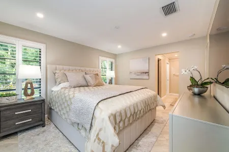 Newly Renovated, Beach Close, Pet Friendly, Modern Luxury Retreat