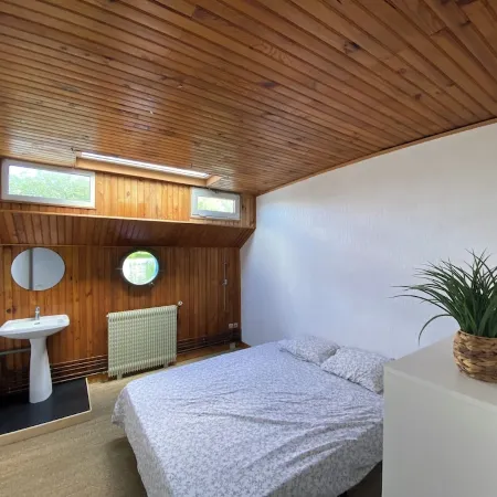 Cosy and convivial houseboat
