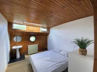 Cosy and convivial houseboat Hotels near Bay 1 Loisirs