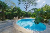 Private suite 102 with beautiful gardens, shared pool and BBQ area! - Pools