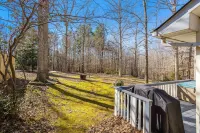 Modern retreat Style Home with Game room Hotels near Beaumont Plaza