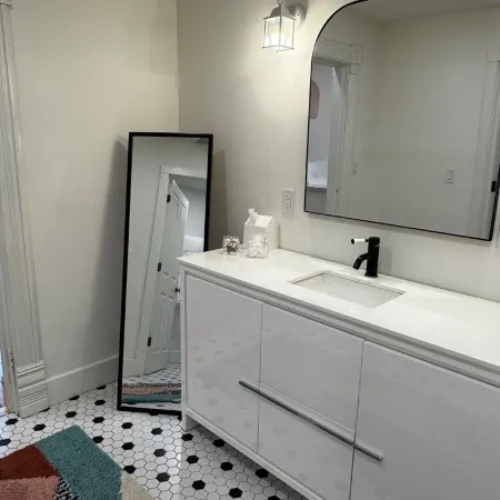 Sun-Filled 1 Bedroom Overlooking Water Street - No Cleaning Fee Отели в г. Декора