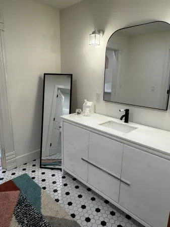 Sun-Filled 1 Bedroom Overlooking Water Street  - No Cleaning Fee