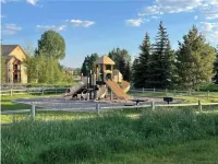 1Bd/1BA - Alpenglow Chalet with AC, Pool, & on the Free Bus Route