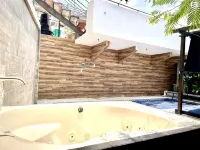 Art & Design Loft, 2 PRIVATE JACUZZIS, POOL, TERRACE AND GRILL!