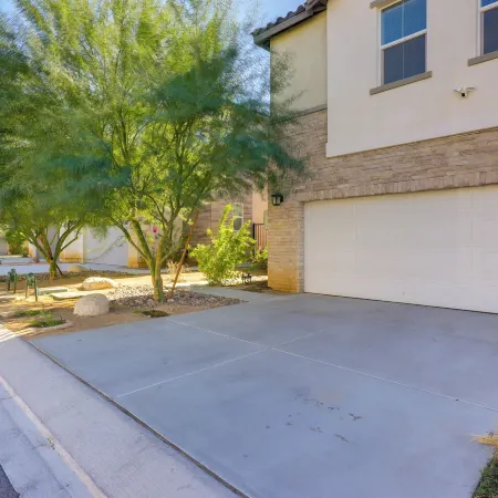 2 Mi to Fantasy Springs Casino: Lakefront Retreat!