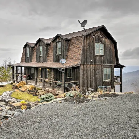 The Barn House: Caldwell Mtn Retreat w/ Hot Tub!