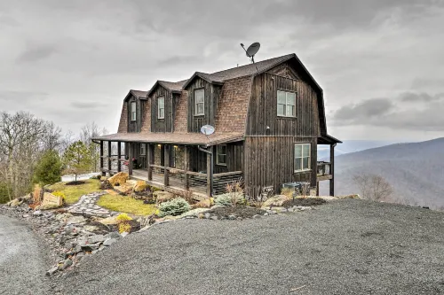 The Barn House: Caldwell Mtn Retreat w/ Hot Tub! - Kæledyr tilladt