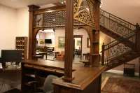 Hearthstone Elegant Lodge by the River - Homestays