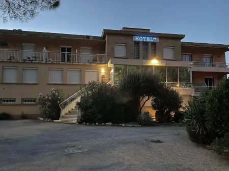 Logis Hôtel le Clement V Отели в г. Тавель